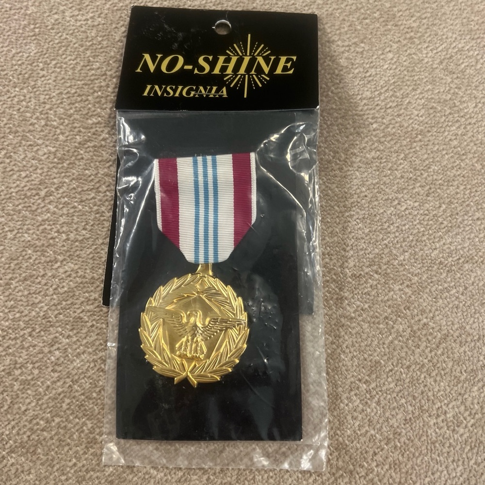 NO-SHINE Insignia Gold Eagle Medal with Red, White & Blue Ribbon Military Pin
